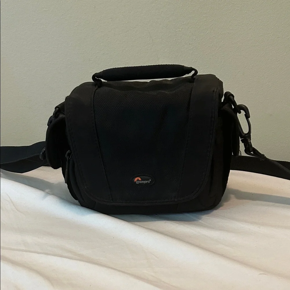 Lowepro Edit 110 Black Compact Camera Bag - Shoulder Carry